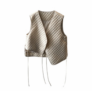 Moteriškos liemenės švarus modelis su raišteliais