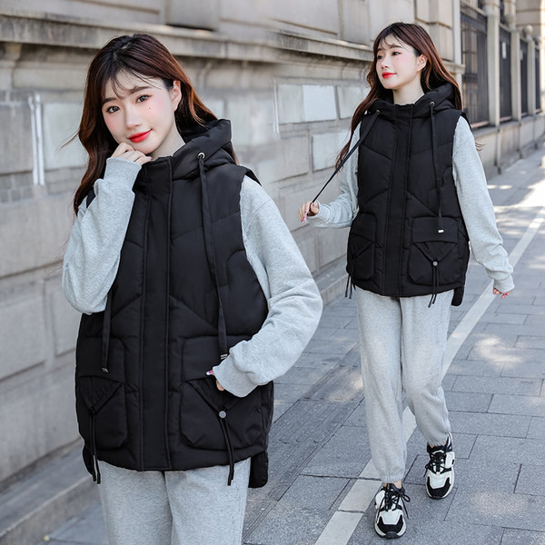 Moteriška liemenė su gobtuvu ir kaklaraiščiais