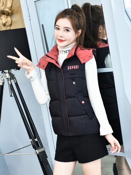 Sport női mellény kapucnival - többféle színben