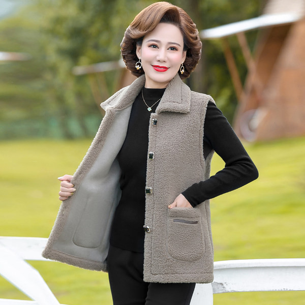 Vestă de damă cu guler și nasturi clasici