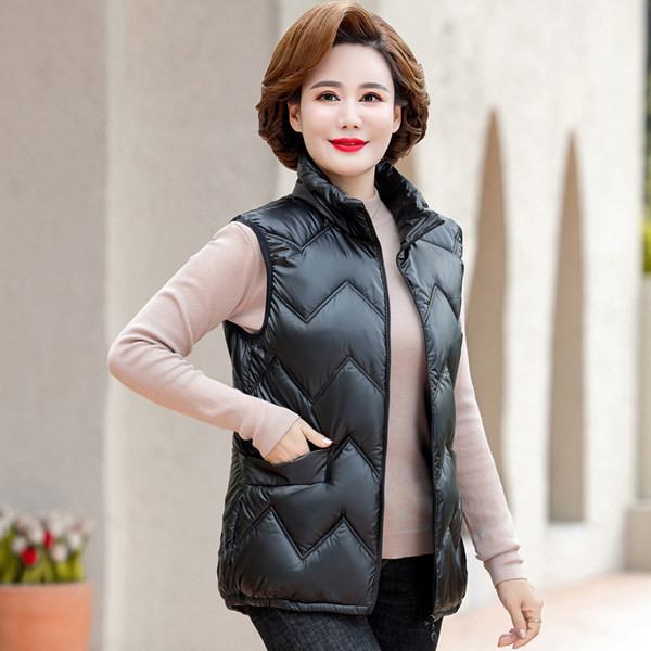 Moteriška liemenė su aukšta apykakle ir prigludusia kišene