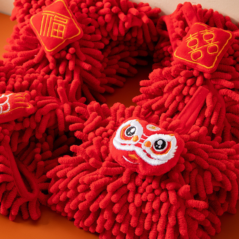 Raudonas šenilinis minkštas rankų rankšluostis Kinietiško stiliaus greitai džiūstantis, sugeriantis animacinių filmų servetėlių nosinė, skirta namų vonios kambario siuvinėjimo rankšluosčiams