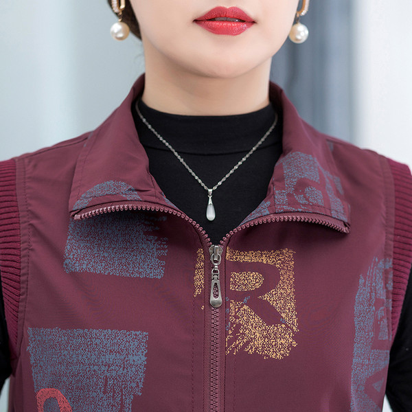 Vestă scurtă de damă cu guler înalt și inscripție