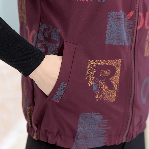 Vestă scurtă de damă cu guler înalt și inscripție