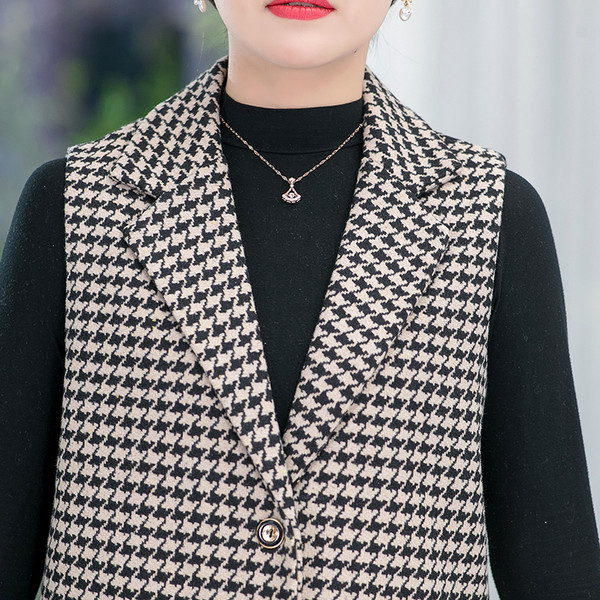 Moteriška languota liemenė su kišenėmis