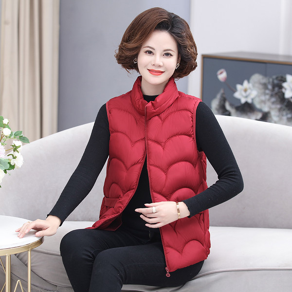 Ženski prsluk s visokim ovratnikom i džepom