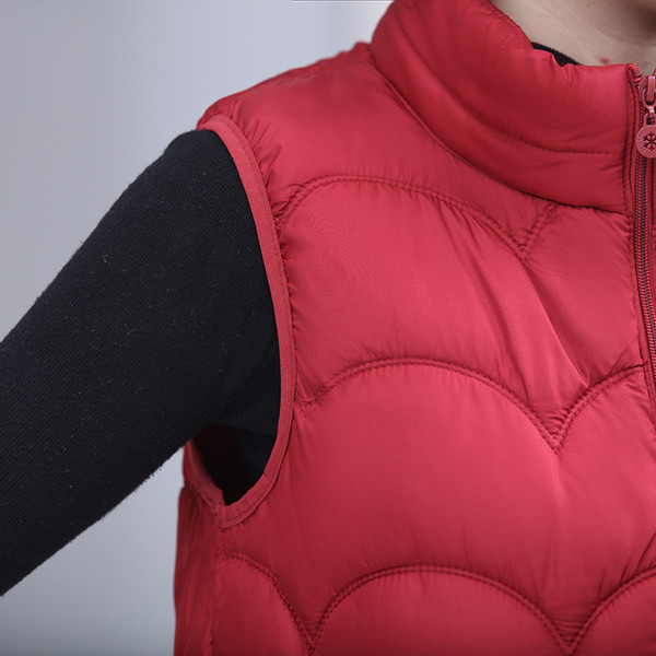 Ženski prsluk s visokim ovratnikom i džepom