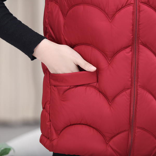 Ženski prsluk s visokim ovratnikom i džepom