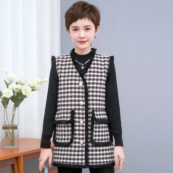 Vesta dama in carouri cu nasturi