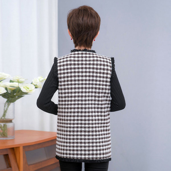 Vesta dama in carouri cu nasturi