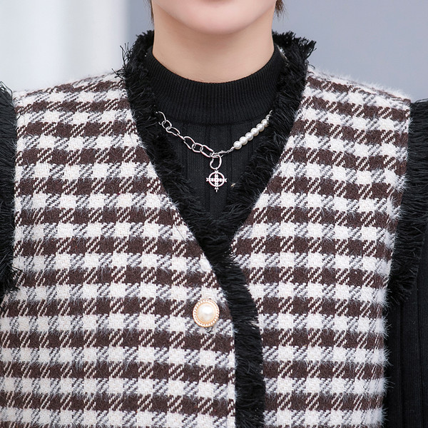 Vesta dama in carouri cu nasturi