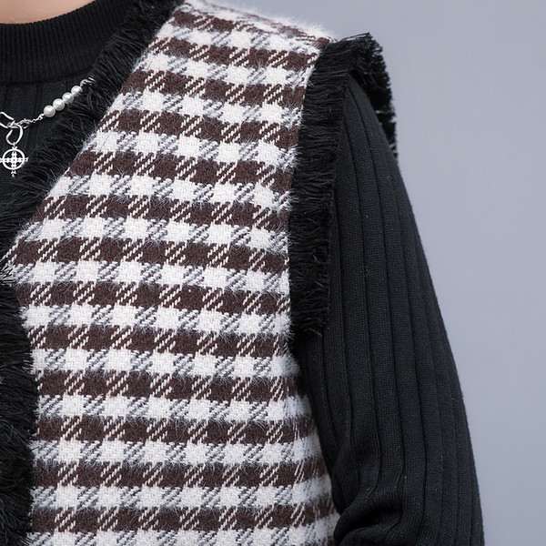 Vesta dama in carouri cu nasturi