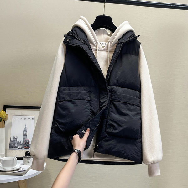 Široki model ženskog prsluka s visokim ovratnikom i džepovima