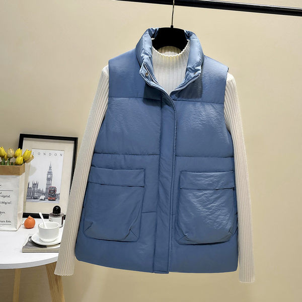 Široki model ženskog prsluka s visokim ovratnikom i džepovima