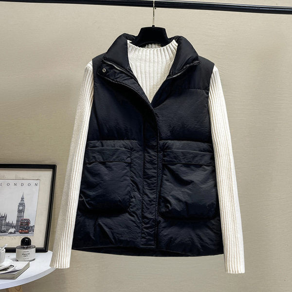 Široki model ženskog prsluka s visokim ovratnikom i džepovima