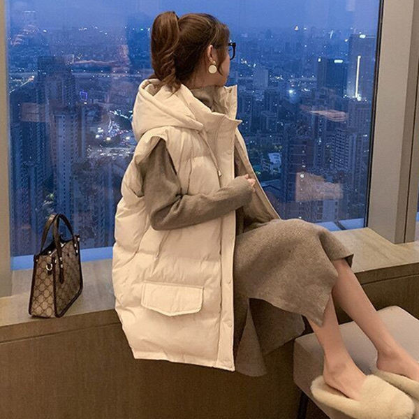 Moteriška liemenė su gobtuvu ir kaklaraiščiais