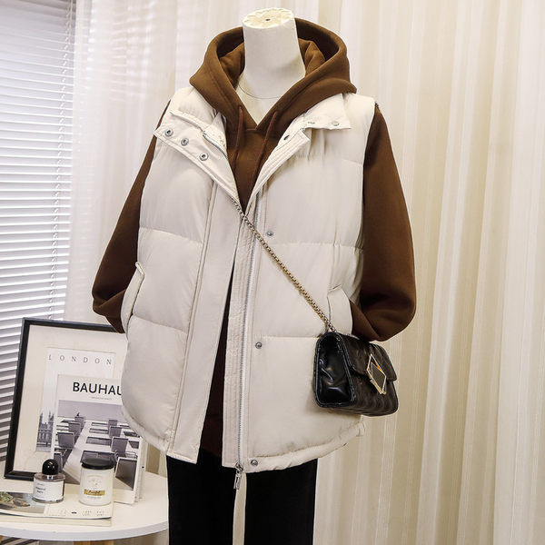 Alkalmi női mellény zsebbel és gombokkal