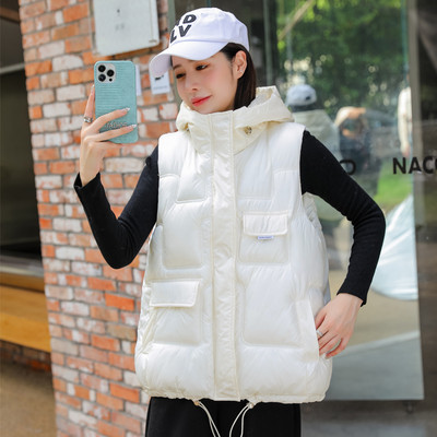 Jesensko-zimski prsluk s kapuljačom i džepom