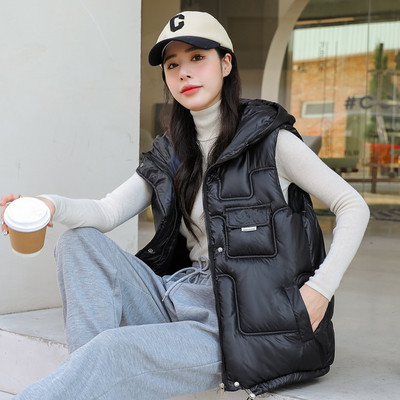 Jesensko-zimski prsluk s kapuljačom i džepom