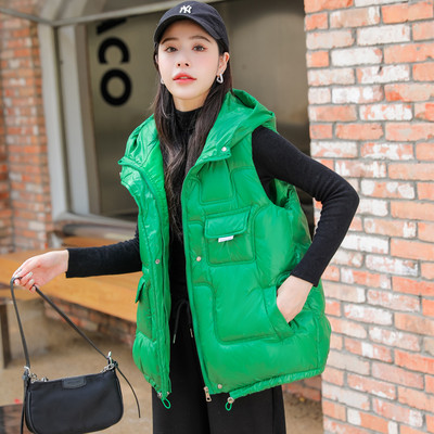 Jesensko-zimski prsluk s kapuljačom i džepom