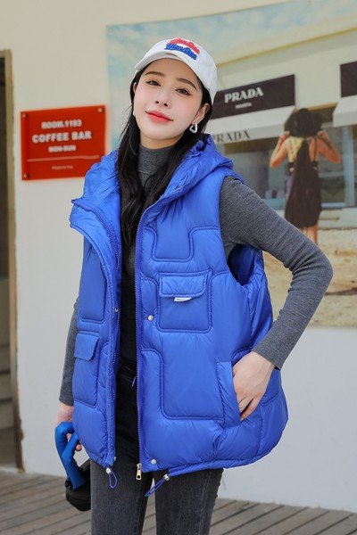 Jesensko-zimski prsluk s kapuljačom i džepom