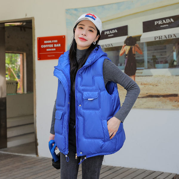 Jesensko-zimski prsluk s kapuljačom i džepom