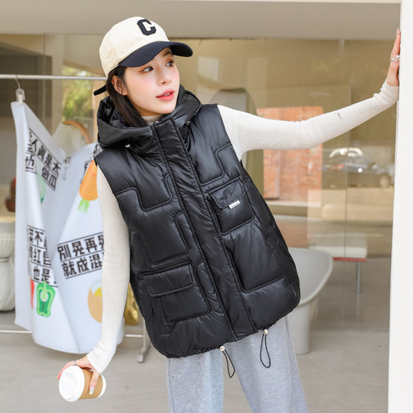 Jesensko-zimski prsluk s kapuljačom i džepom