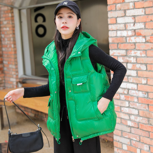 Jesensko-zimski prsluk s kapuljačom i džepom