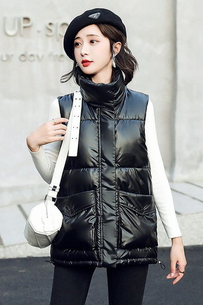 Stílusos női mellény magas gallérral és zsebbel, új modell