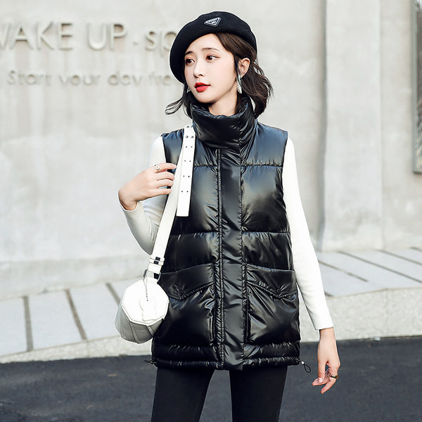 Stílusos női mellény magas gallérral és zsebbel, új modell