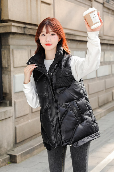 Moteriška laisvalaikio liemenė su kišene ir užtrauktuku