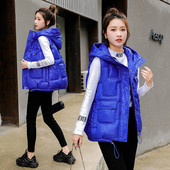 Įprasta moteriška liemenė su gobtuvu ir kišene