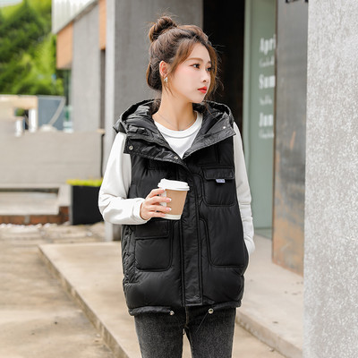 Įprasta moteriška liemenė su gobtuvu ir kišene