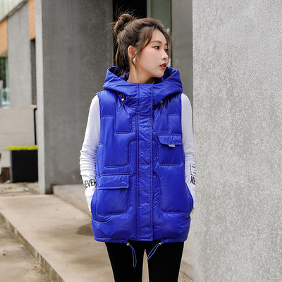 Įprasta moteriška liemenė su gobtuvu ir kišene