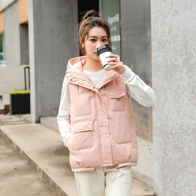 Įprasta moteriška liemenė su gobtuvu ir kišene