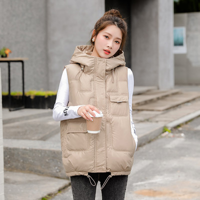 Įprasta moteriška liemenė su gobtuvu ir kišene