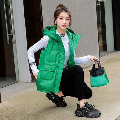 Įprasta moteriška liemenė su gobtuvu ir kišene