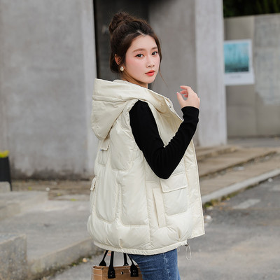 Įprasta moteriška liemenė su gobtuvu ir kišene