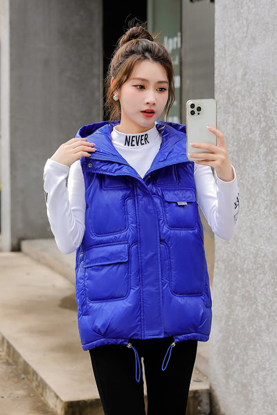 Įprasta moteriška liemenė su gobtuvu ir kišene