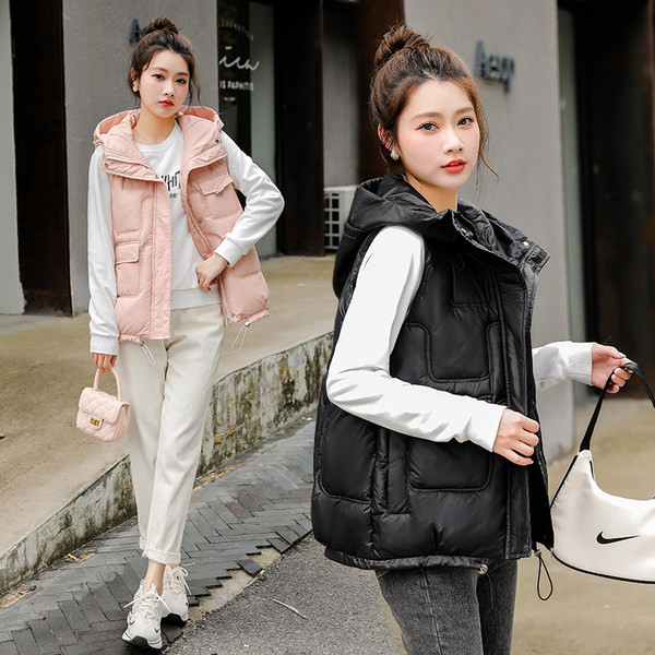 Įprasta moteriška liemenė su gobtuvu ir kišene