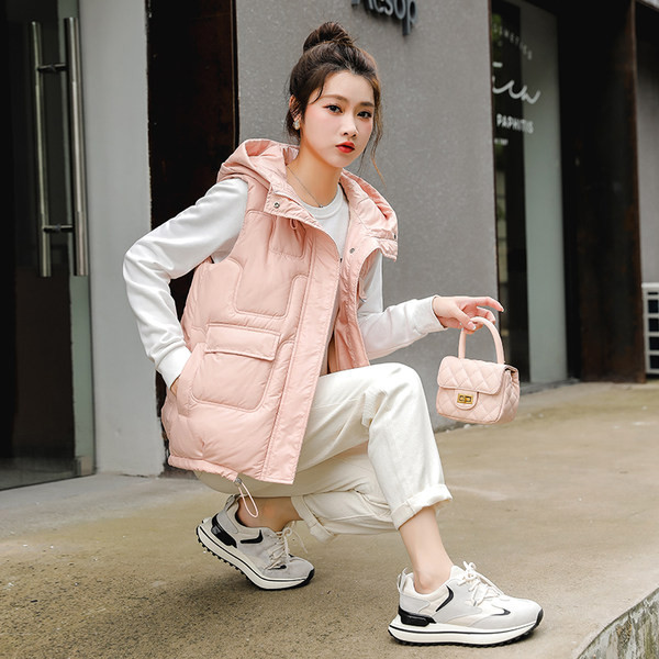 Įprasta moteriška liemenė su gobtuvu ir kišene