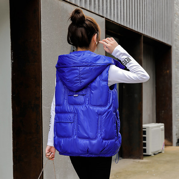 Įprasta moteriška liemenė su gobtuvu ir kišene