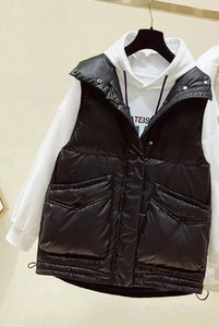 Įprasta moteriška liemenė su kvadratinėmis kišenėmis