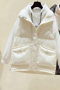 Įprasta moteriška liemenė su kvadratinėmis kišenėmis