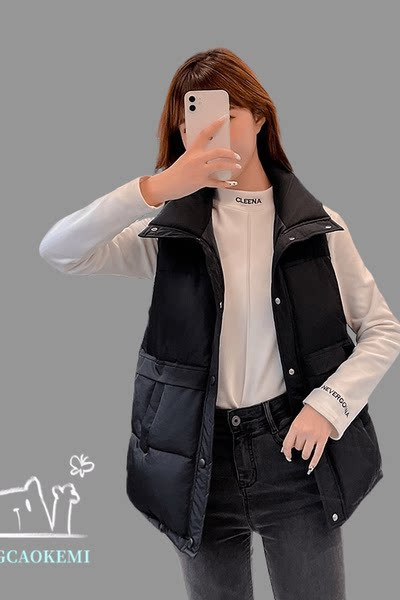 Ženski prsluk s kopčanjem na gumbe i džepom