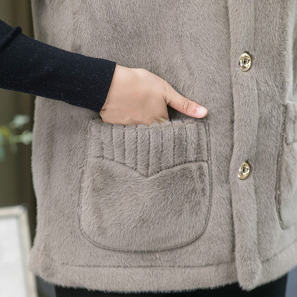 Női plüssmellény klasszikus gallérral és zsebbel