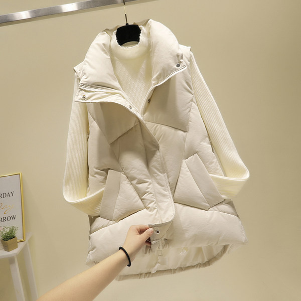 Vienspalvė moteriška liemenė aukšta apykakle, užsegama užtrauktuku ir sagomis