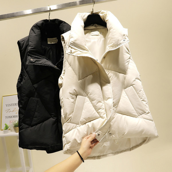 Vienspalvė moteriška liemenė aukšta apykakle, užsegama užtrauktuku ir sagomis