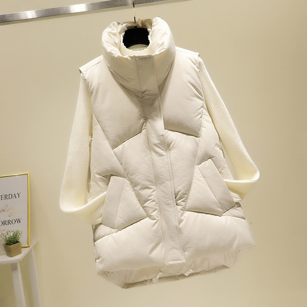 Vienspalvė moteriška liemenė aukšta apykakle, užsegama užtrauktuku ir sagomis