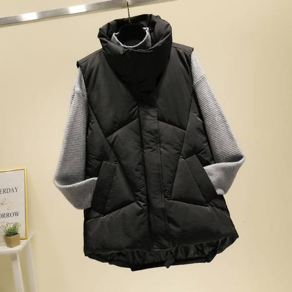 Vienspalvė moteriška liemenė aukšta apykakle, užsegama užtrauktuku ir sagomis